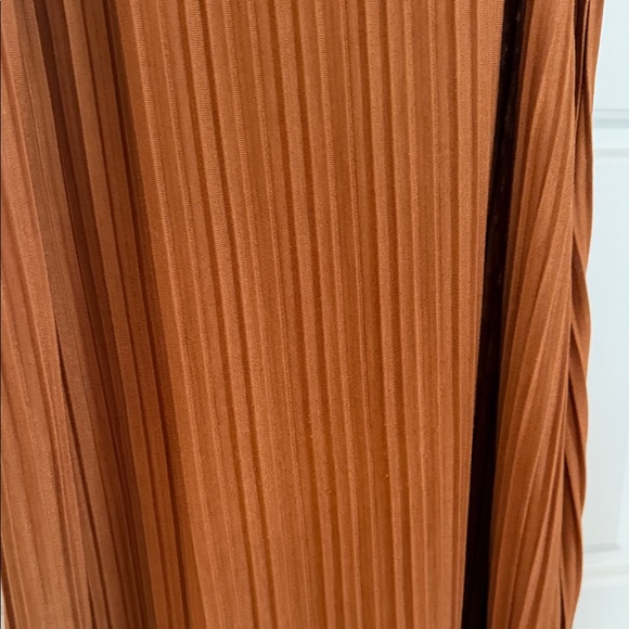 Elegant Brown Pleated Dress - Picture 2 of 6